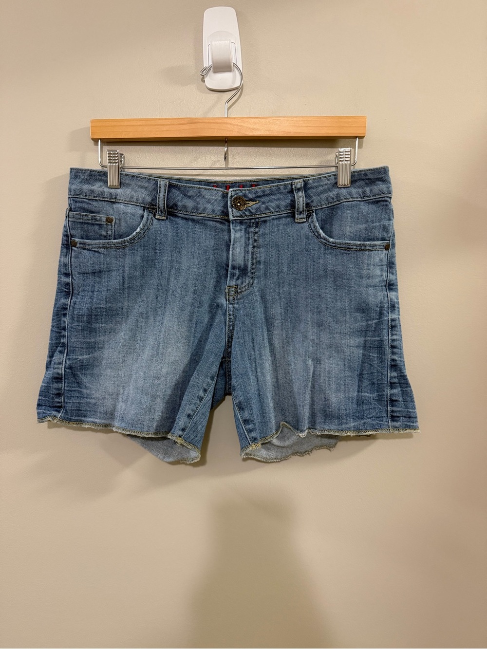 Elle Light Blue Denim Cutoff Raw Hem Mid Rise Shorts. Size 10